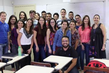 Alunos e professores que participaram do curso e o palestrante (agachado na foto)